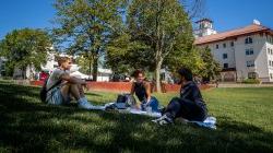 学生们坐在澳门银银河官方网站登录入口州立大学草坪上的毯子上.